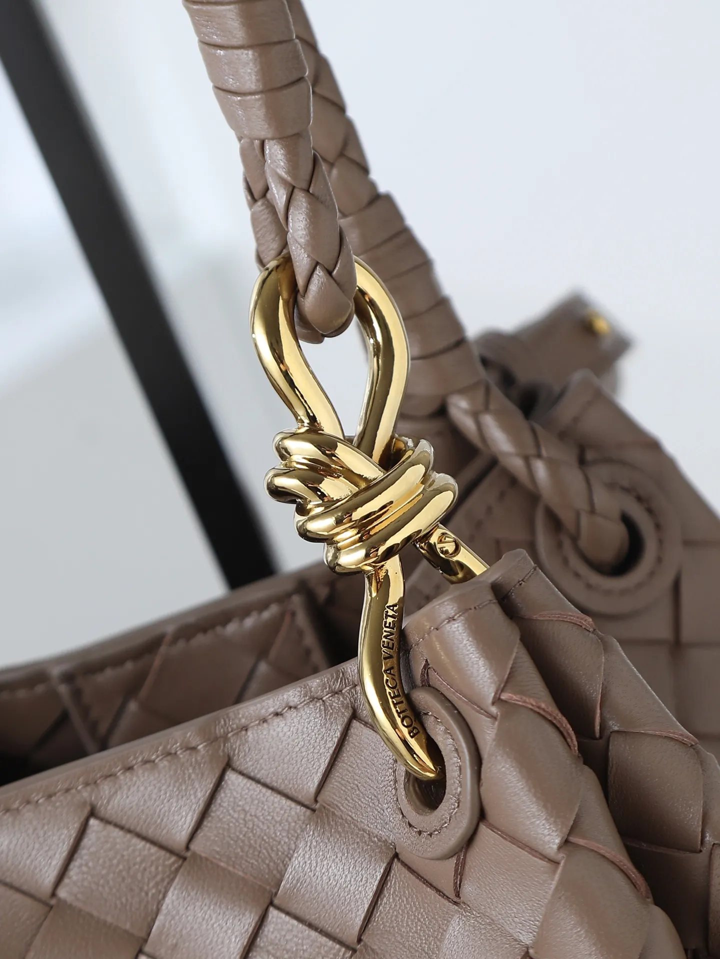 1250. Home B has a new product! Andiamo combines archive parachute handbags to inherit retro elements and integrate modern trends. The same style as Shu Qi's Night in Beijing. It is a continuation of the classic bag. It has three functions: hand carry, shoulder and cross-body. It is embellished with metal brass knot buckles. It is small and has an amazing capacity. It can easily hold all kinds of daily necessities with a box, sunglasses, small bottle, water powder, charger, and the upper body is versatile. Style number: 796569 Size: 21*17*16.5cm